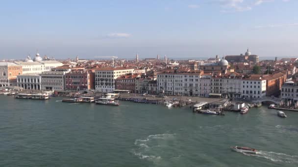 Venedig Italien Uferpromenade Ria Degli Schiavoni Mit Glockenturm Dogenpalast Und — Stockvideo