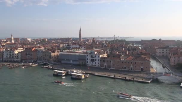 意大利威尼斯 威尼斯海滨的鸟瞰图 马蒂里 圣伊塞波河和花园 贾尔迪尼德拉双年展 从邮轮上看 — 图库视频影像