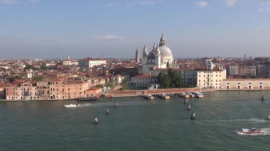 Venedik, İtalya: Basilica di Santa Maria della Salute ile sahil (Giudecca Kanalı üzerinde bir yolcu gemisi görünümü)