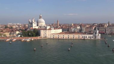 Venedik, İtalya: Grand Canal, Punta della Dogana ve Basilica di Santa Maria della Salute ile sahil