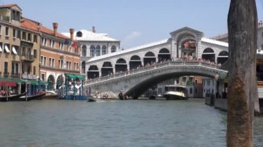 Rialto Köprüsü veya Ponte di Rialto Grand Canal (Canale Grande), Venedik, İtalya üzerinde. Önündeki iskele ve tekneler