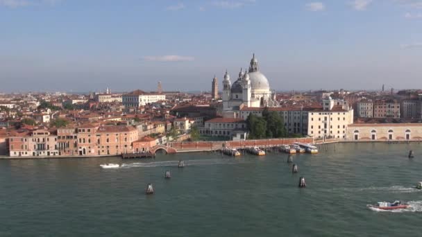 Venetië Italië Waterkant Met Basilica Santa Maria Della Salute Uitzicht — Stockvideo