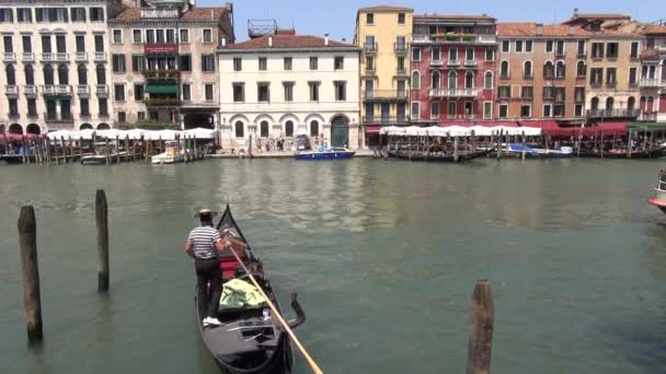 ヴェネツィア イタリア ゴンドリエは 近くのリアルト橋の大運河で彼のゴンドラに入ります — ストック動画