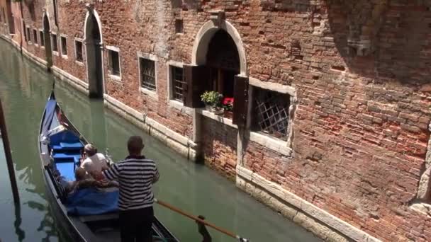 Traditionele Gondels Een Smal Kanaal Venetië Italië — Stockvideo