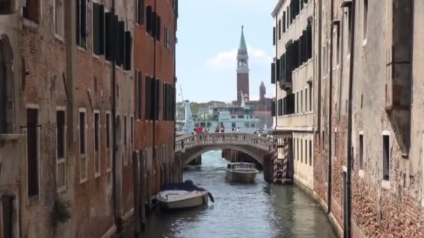 Boten Een Smal Kanaal Venetië Italië Achtergrond Toren Van Kerk — Stockvideo