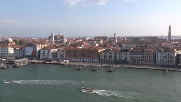 意大利威尼斯的时差 沿着海滨飞行1分钟 有坎帕尼莱 大运河 圣玛丽亚大教堂 多吉斯宫和圣马可广场 从邮轮上观看 — 图库视频影像
