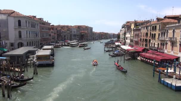 Вид Мосту Ріальто Венеція Італія Гранд Каналу Човнами Будівлями — стокове відео