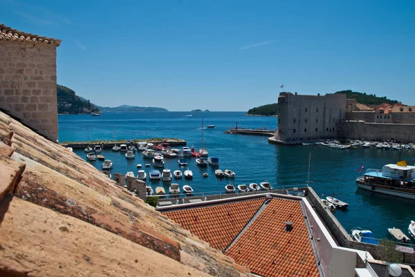 Dubrovnik (Croatia): the Old Harbor and the fort Sv. Ivana — Stock Photo, Image