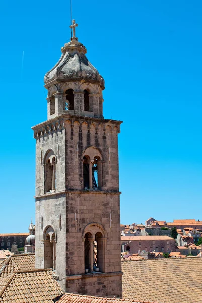 Vista do Mosteiro Dominicano em Dubrovnik com torre fina Fotos De Bancos De Imagens Sem Royalties