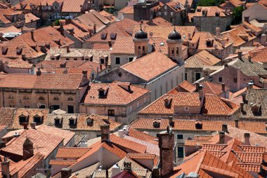 Dubrovnik'in eski şehir çatılarda görüntülemek. 