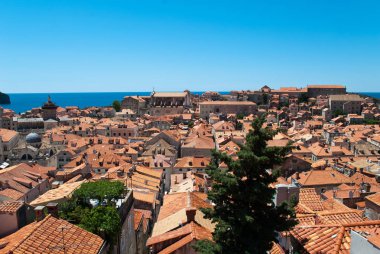 Dubrovnik'in eski şehir çatılarda görüntülemek. 