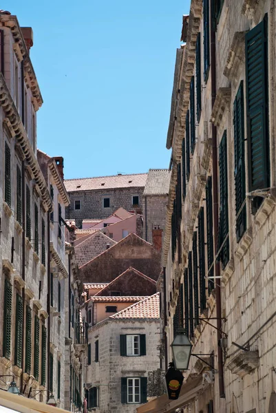 Dubrovnik, Kroatië: typische en natuurlijke straat in de oude stad — Stockfoto