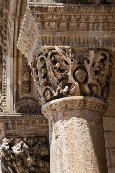 Detalle del Pilar de la fachada exterior del Palacio del Rector en Dubrovnik — Foto de Stock