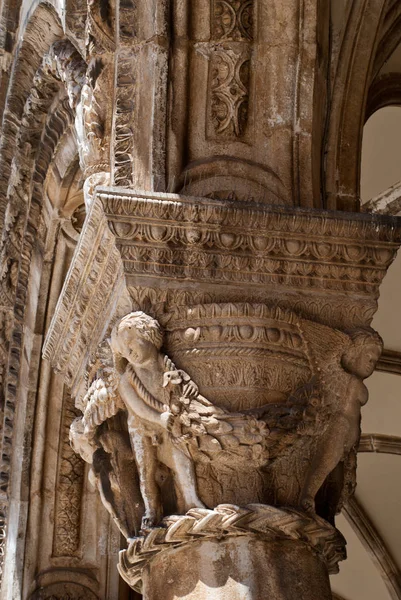 Detalhe do Pilar da fachada exterior do Palácio do Reitor em Dubrovnik — Fotografia de Stock