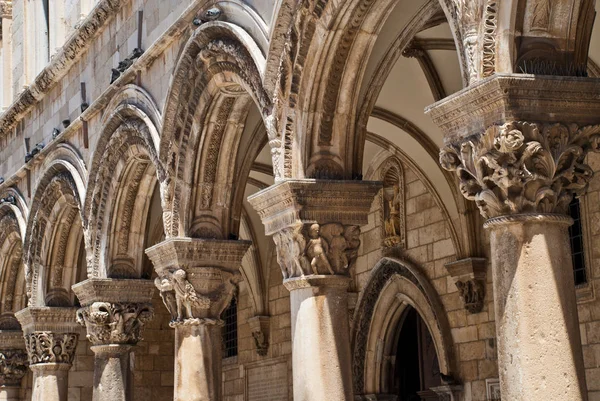 Pilares da fachada exterior do Palácio do Reitor em Dubrovnik, Croácia — Fotografia de Stock