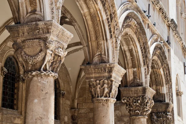 Pilares da fachada exterior do Palácio do Reitor em Dubrovnik, Croácia — Fotografia de Stock