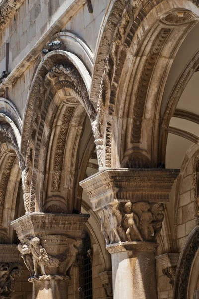 Pilares da fachada exterior do Palácio do Reitor em Dubrovnik, Croácia — Fotografia de Stock