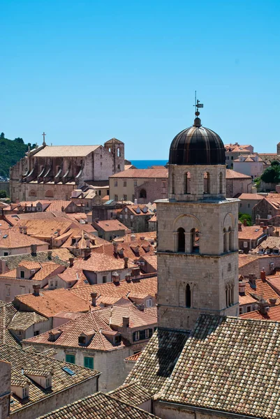 Dubrovnik, Croácia: vista sobre os telhados, Igreja de São Salvador e Igreja de Santo Inácio Fotos De Bancos De Imagens