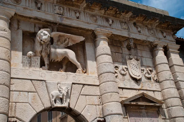 Detalhe da "Kopnena vrata" de Zadar (Porta da Terra) com o Leão de São Marcos — Fotografia de Stock