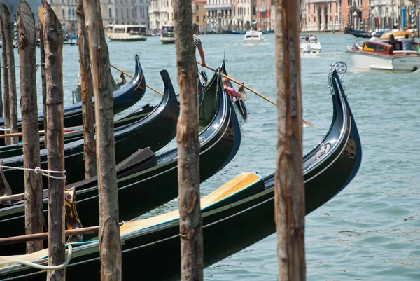 ヴェネツィア、イタリア:リアルト橋近くのグランドキャナルに浮かぶ伝統的なゴンドラ — ストック写真