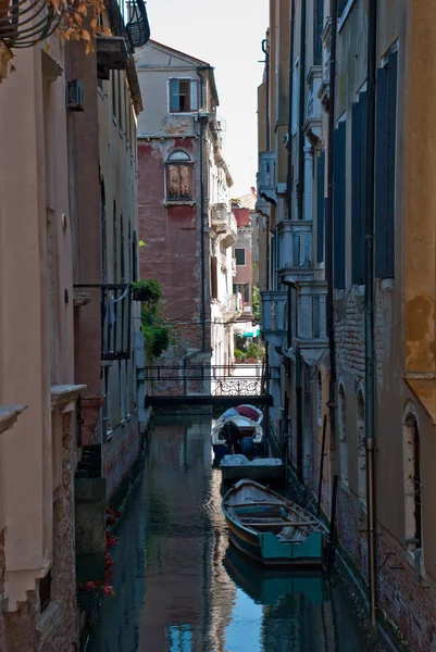 Venise, Italie. Vue sur les bâtiments anciens et le canal étroit de San Marco, quartier de Venise — Photo