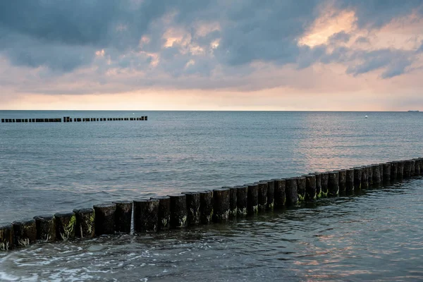 Zachód Słońca Plaży Groynes Kuehlungsborn Niemcy — Zdjęcie stockowe