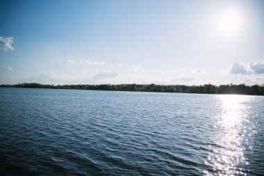 Güneşli manzara Nehri yakınında akşam bahar