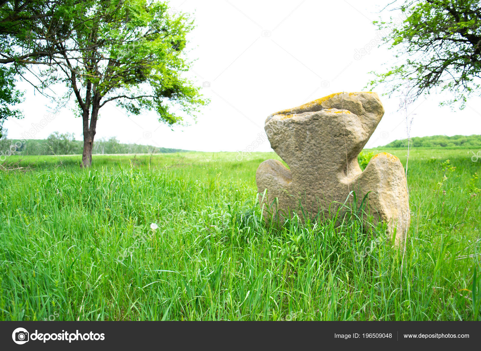 Gammelt steinkors på en grønn eng – stockfoto © prokop.foto #196509048, image size:1600x1167