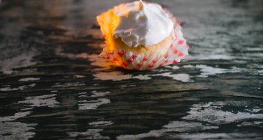 Güneş ışığı altında ahşap bir zemin üzerine cupcakes