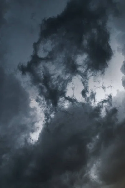 極端な雷雨の棚の雲。厳しい天候の夏の風景 — ストック写真