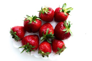 Beyaz arka plan izole üzerinde dağınık çilek