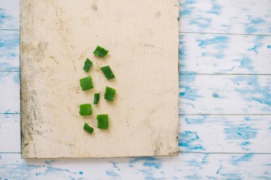Beyaz arkaplanda dilimlenmiş aloe vera