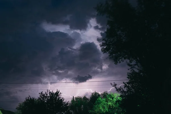田舎の夜の夏の雷雨。夜の風景 — ストック写真