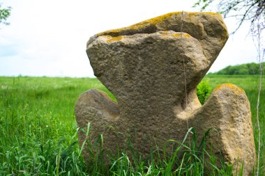 Eski taş yeşil çayır üzerinde çapraz