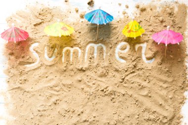 Kumlu bir arka plan üzerinde yaz yazıt. Seyahat kavramı