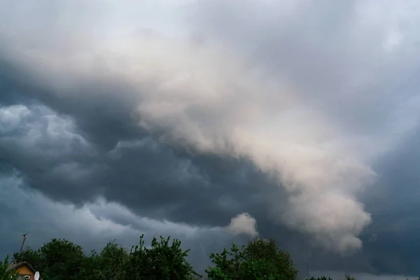 Extreme thunderstorm shelf cloud. Summer landscape of severe weather — Stock Photo, Image