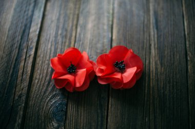 Ahşap koyu arka planda kırmızı Poppies