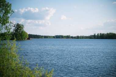 Güneşli manzara Nehri yakınında akşam bahar