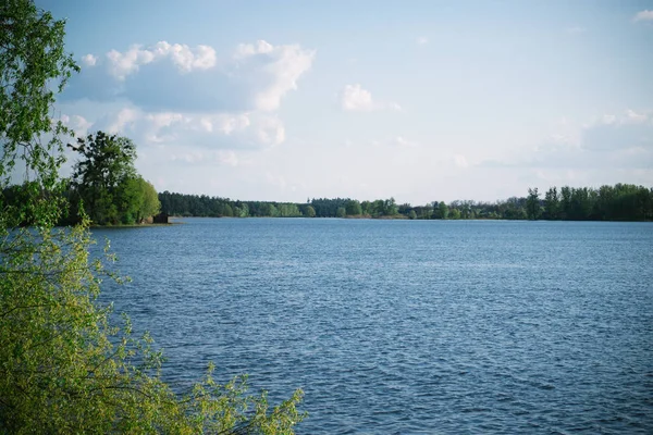 Frühlingsabend sonnige Landschaft in der Nähe des Flusses — Stockfoto