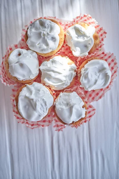 Pasteles con crema blanca sobre fondo de madera —  Fotos de Stock