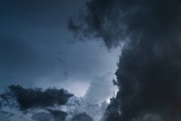 極端な雷雨の棚の雲。厳しい天候の夏の風景 — ストック写真