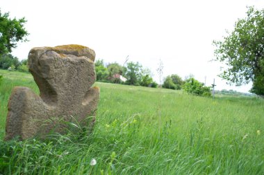 Eski taş yeşil çayır üzerinde çapraz