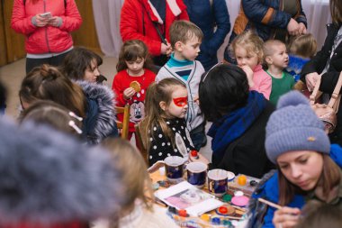 Boyama kız çocuklarına bir çocuk Merkezi açılış 23 Mart 2018 Cherkasy, Ukrayna'da bir master class yüzler.