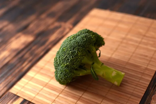 Brócoli verde fresco sobre fondo de madera — Foto de Stock