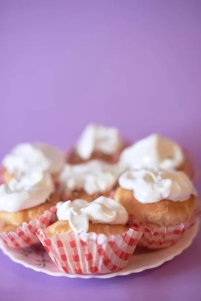 Pink cupcake decorated on a blurred background — Stock Photo, Image