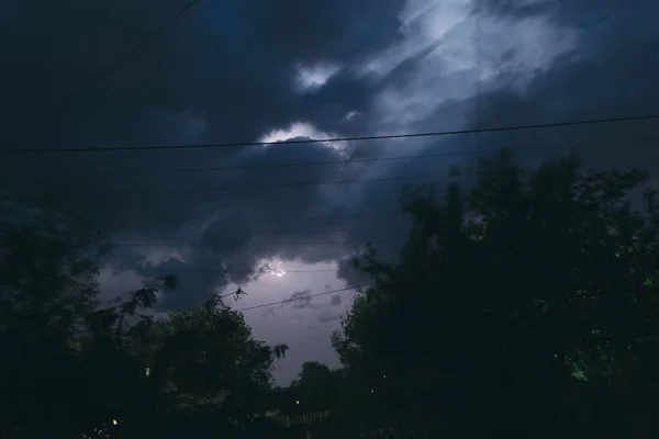 Tempestade noturna de verão no campo. Paisagem noturna — Fotografia de Stock