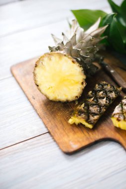 Taze ananas bir ahşap arka plan üzerine dilimlenmiş