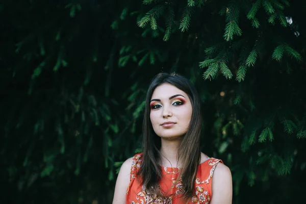 Kırmızı bir yaz aylarında güzel genç kız elbise parkta — Stok fotoğraf