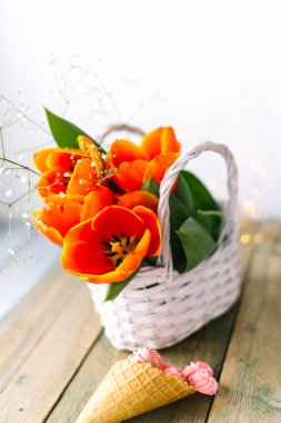 Pembe marshmallow ile boynuz yakınındaki çiçek açan laleler