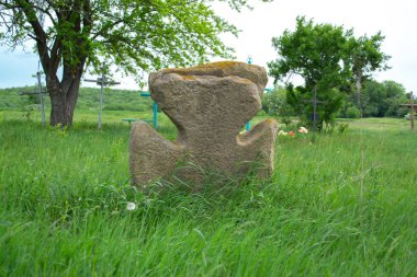 Eski taş yeşil çayır üzerinde çapraz